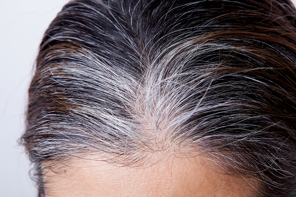 Jakie domowe sposoby przeciw siwieniu włosów warto wypróbować?